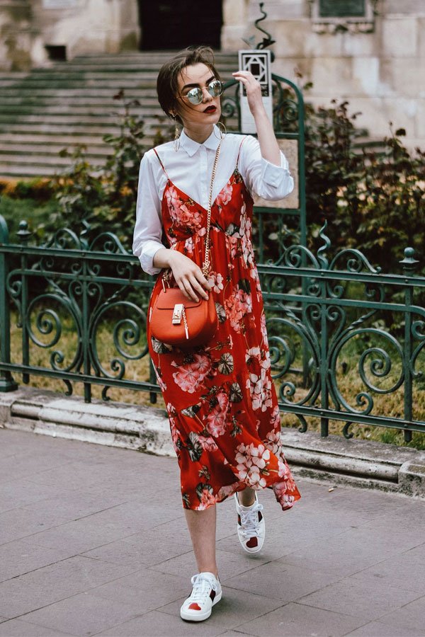 Andreea Birsan - camisa branca e vestido florido - camisa  - meia-estação - street style
