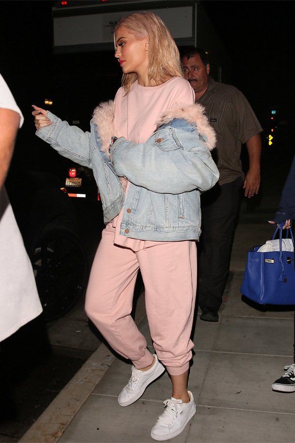 Kylie Jenner - conjunto de moletom e jaqueta jeans - conjunto de moletom - inverno - street style