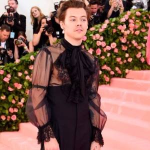 5 looks do Harry Styles que eu usei na vida real