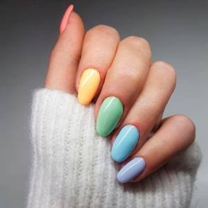 7 unhas de arco-íris para usar no mês do orgulho LGBTQ+