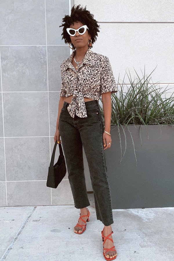 Aarica Nichole - camisa estampada, calça jeans e sandália - sandália e jeans - verão - street style