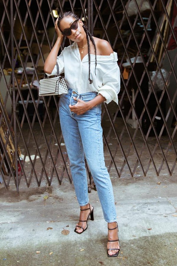 Chrissy Rutherford - calça jeans, camisa e sandália aberta - sandália e jeans - verão - street style