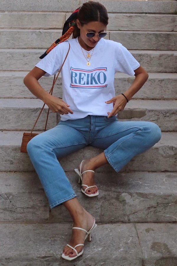 María Valdés - sandália, camiseta e calça jeans - sandália aberta - verão - street style