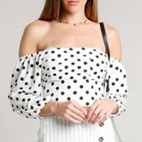 blusa feminina cropped estampada de poá manga bufante decote reto off white