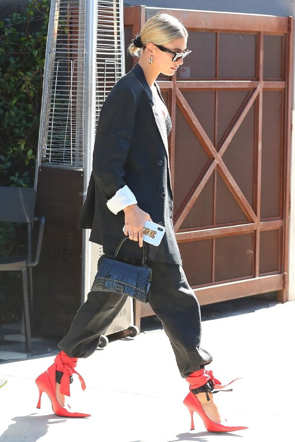 Hailey Bieber -      - sandália por cima da calça - meia-estação - street style