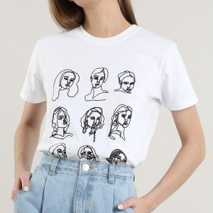 T-Shirt Feminina Mindset Rostos Bordados Manga Curta Decote Redondo Off White