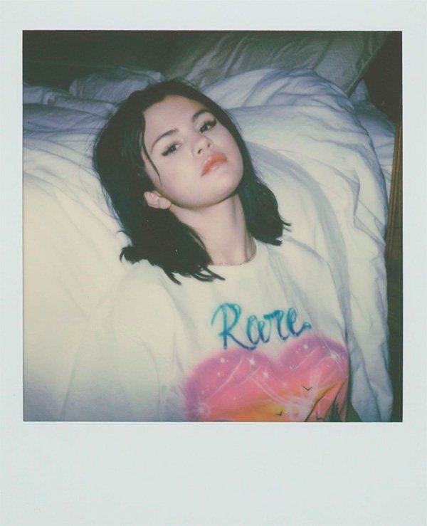 Selena Gomez - camiseta - beleza - verão - street-style