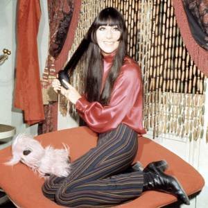 TBT: 7 looks que queremos roubar da Cher nos anos 60 e 70