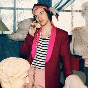 O impacto do estilo de Harry Styles e sua influênica no cenário da moda