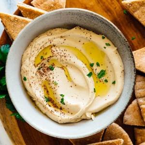 Como fazer hummus em casa, por Manuela Bordasch.