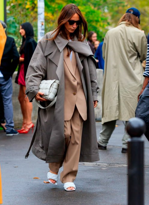 It girls - Trench coat - Sandália tendência - Inverno - Street Style - https://stealthelook.com.br