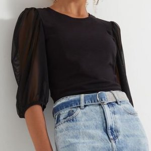 Blusa com Mangas Bufantes em Tule