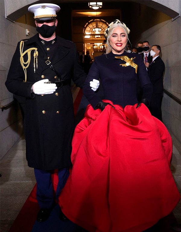 Lady Gaga - looks das famosas - posse do joe biden - verão - street style - https://stealthelook.com.br