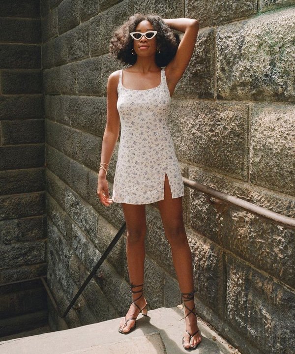 Chrissy Rutherford - sandálias que estão em alta - modelos de sandálias - verão - street style - https://stealthelook.com.br