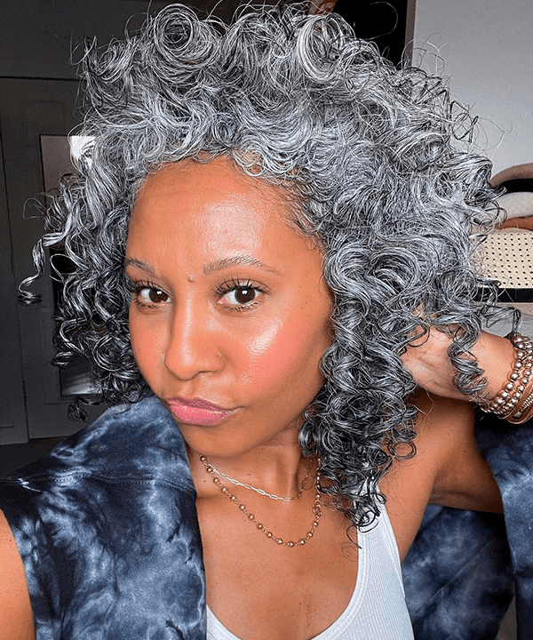 Tennille Murphy - regata branca - cuidados com os cabelos grisalhos  - verão - Em casa - https://stealthelook.com.br