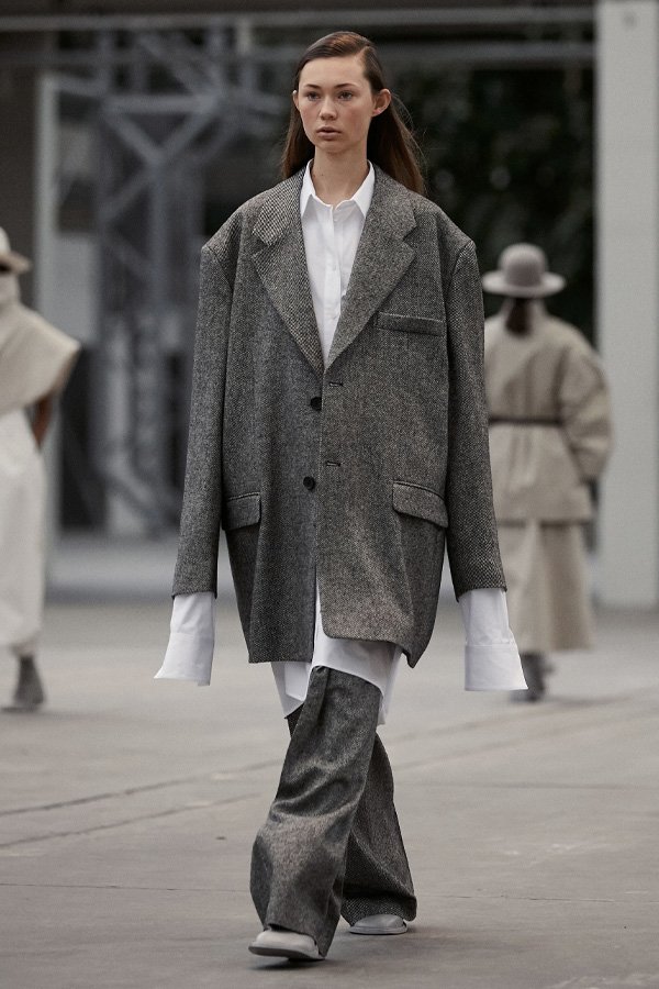 Mark Kenly Domino Tan - copenhagen fashion week 2021 - semana de moda 2021 - verão - street style - https://stealthelook.com.br