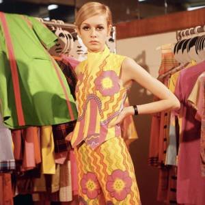 Por que a moda dos anos 60 está voltando com tudo entre as fashionistas?