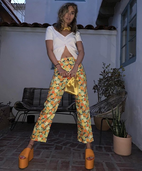 Suki Waterhouse - sandálias que estão em alta - modelos de sandálias - verão - street style - https://stealthelook.com.br