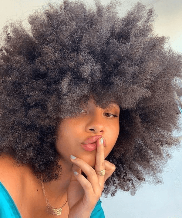 MODELO NEGRA AFRO - cabelo afro - queda de cabelo - outono - brasil - https://stealthelook.com.br