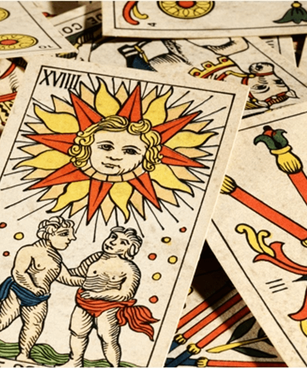 Como jogar Tarot e ler as cartas: Maneiras fáceis de consultar