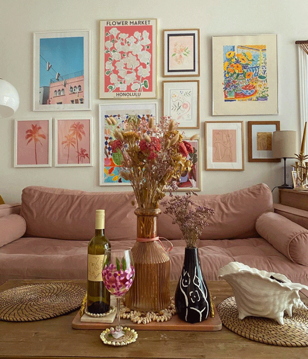 Décor do dia: sala de estar decorada com pufes e gallery wall - Casa Vogue
