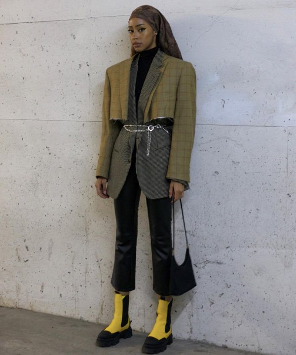 Hodan Yousuf - blazer cropped - tendência 2021 - outono - street style - https://stealthelook.com.br