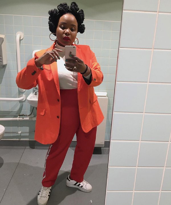 Ada Oguntodu - como usar blazer colorido - blazer colorido - outono - street style - https://stealthelook.com.br