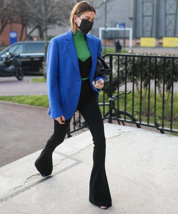 Hailey Bieber - como usar blazer colorido - blazer colorido - outono - street style - https://stealthelook.com.br