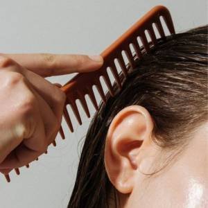 Como manter a saúde do cabelo cuidando em casa