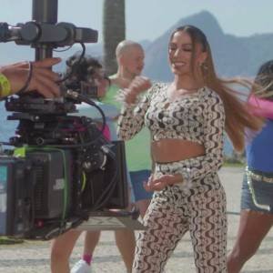 Conheça a marca brasileira usada pela Anitta no clipe do Magalu