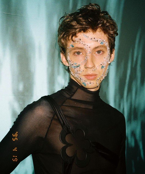 Troye Sivan - lgbt - maquiagem - glitter - LGBTQIA+ - https://stealthelook.com.br
