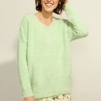 suéter de tricô felpudo decote v verde claro