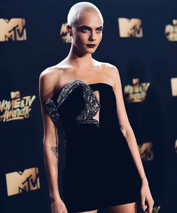 Cara Delevingne - 2021 - cabelo raspado - cabelos - cabeça raspada - https://stealthelook.com.br