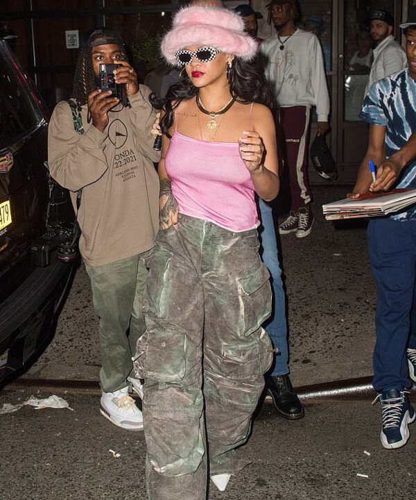 Rihanna - 2021 - calça cargo - tendência - sapato de bico fino - https://stealthelook.com.br