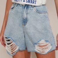 short jeans feminino mindset cintura super alta destroyed marmorizado com barra a fio azul claro