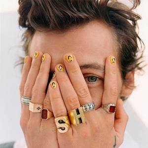 As unhas do Harry Styles e mais provas de que a manicure masculina é tendência