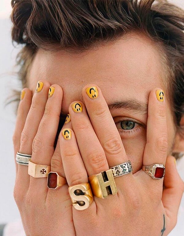 It girls - unhas do Harry Styles - unhas do Harry Styles - Inverno - Street Style - https://stealthelook.com.br