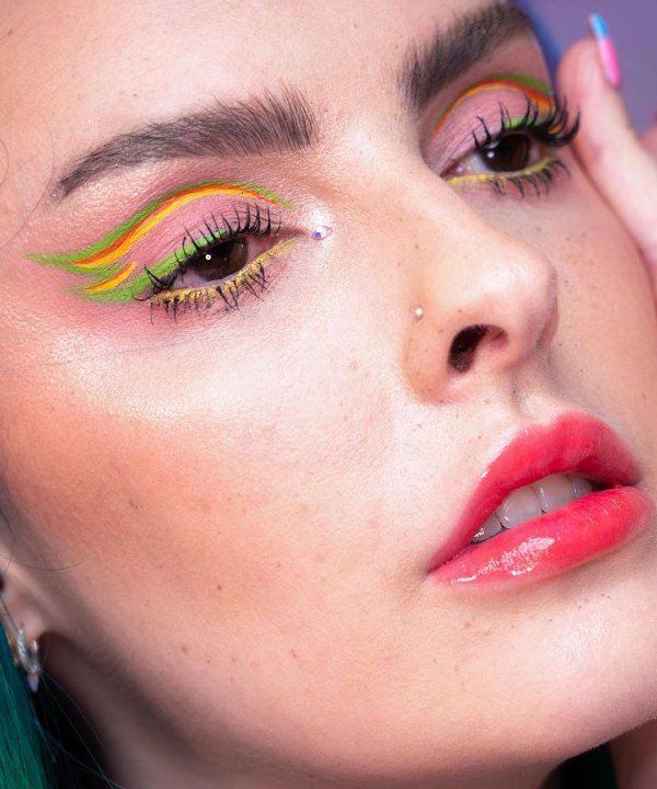 Karen Bachini - 2021 - tendências de maquiagem - olhos coloridos - make - https://stealthelook.com.br