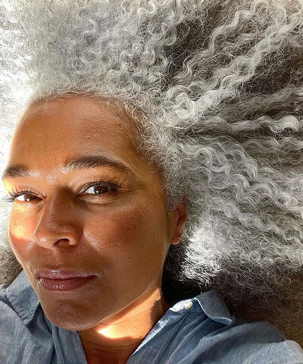 cabelos cacheados  - como cuidar do cabelo natural  - cabelos grisalhos  - mulheres grisalhas - grisalhos cacheados  - https://stealthelook.com.br