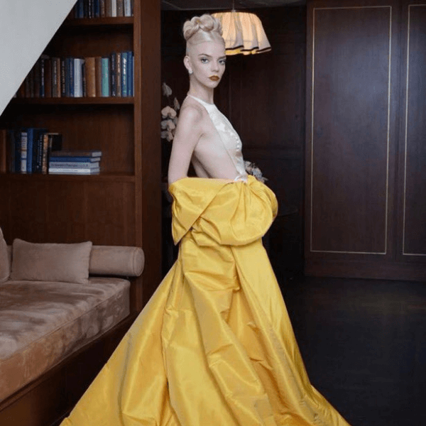 Anya Taylor-Joy, atriz de 'O Gambito da Rainha', ganha prêmio no 'Oscar da  Moda' com look extravagante