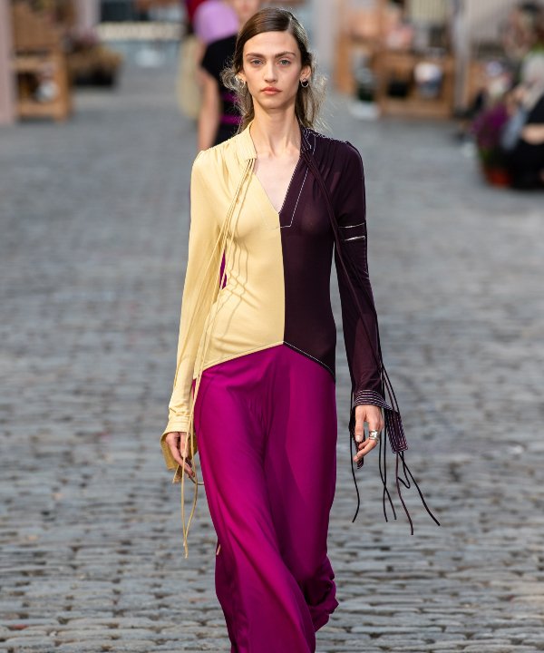 Tory Burch - 2022 - New York Fashion Week - Primavera - Verão - cores - https://stealthelook.com.br