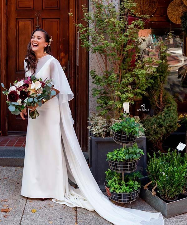 Véu maravilhoso combinando com as florzinhas do vestido