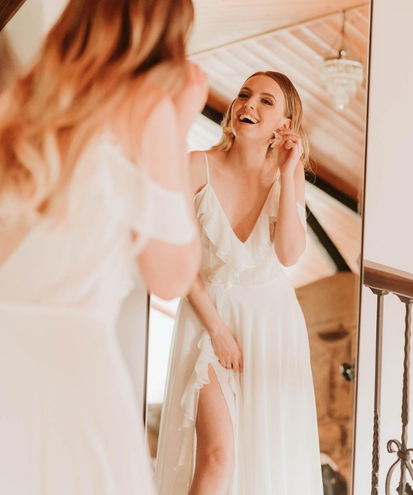UK Wedding Photographer - vestido branco esvoaçante com babados - ensaio pré-wedding - Verão - em frente ao espelho - https://stealthelook.com.br