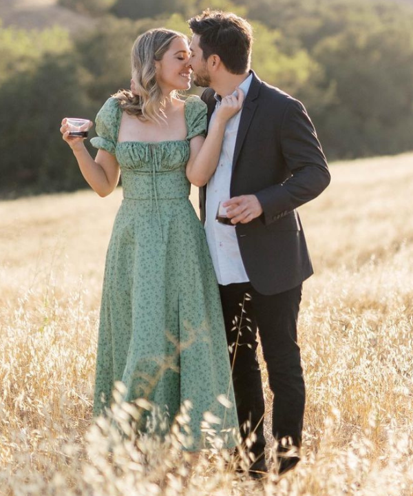 Sara Martinez - vestido floral verde com mangas bufantes - ensaio pré-wedding - Verão - no meio da relva - https://stealthelook.com.br