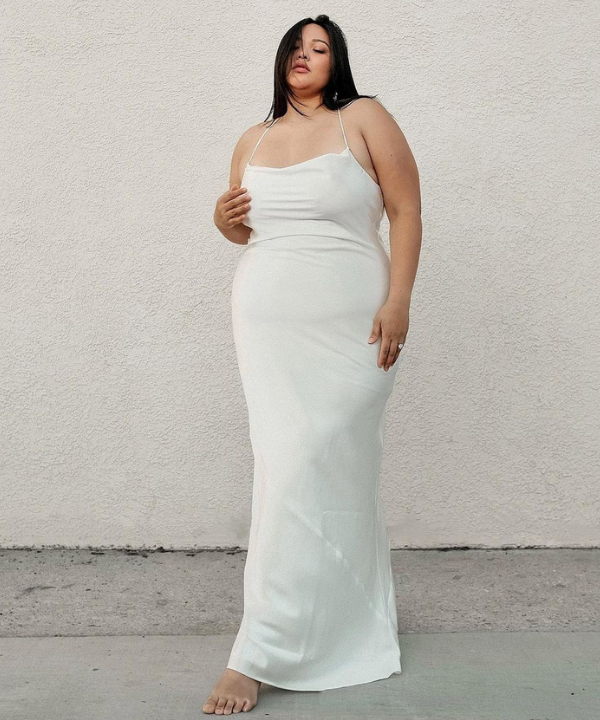Noelle Venegas - vestido slipedress acetinado branco - ensaio pré-wedding - Verão - em frente a uma parede - https://stealthelook.com.br