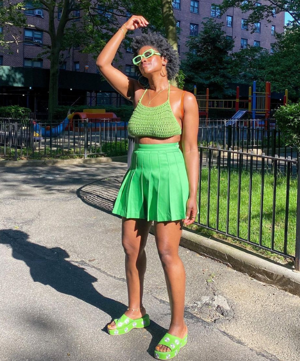 Yolande Macon - conjunto verde de cropped de crochê e saia college - looks com crochê - Verão - ao ar livre - https://stealthelook.com.br