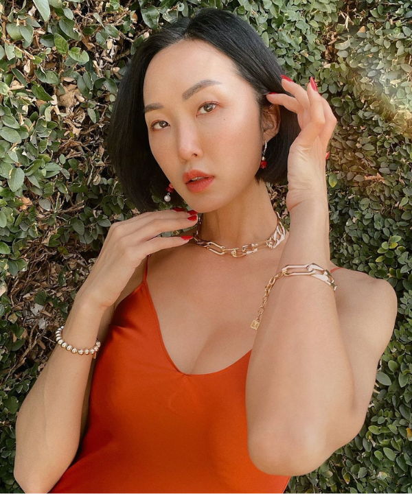 Chriselle Lim - vestido laranja com acessorios de corrente - tendência para o verão - Verão - no jardim - https://stealthelook.com.br