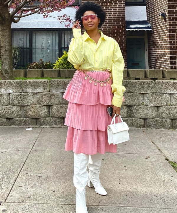 Sigourneyb - camisa amarela e saia rosa com belt chains - tendência para o verão - Verão - em frente a uma casa - https://stealthelook.com.br