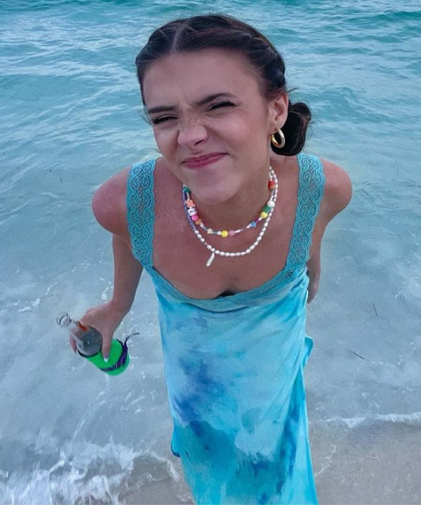 Liz Norris - vestido azul com mix de colares de perolas e miçangas - tendência para o verão - Verão - no mar - https://stealthelook.com.br