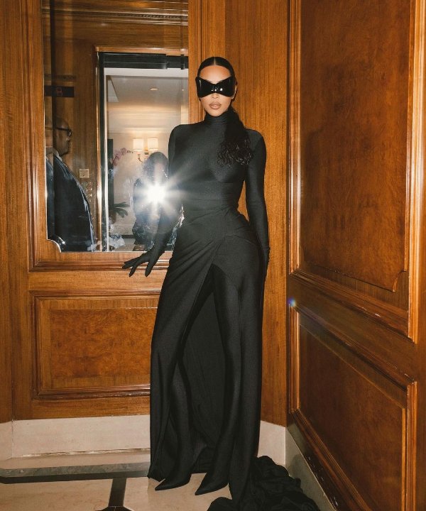 Kim Kardashian - look all black - Balenciaga - mangas longas - roupas justas - https://stealthelook.com.br